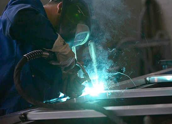 Foto von Schweißarbeiten an eineer Metall-Transport-Vorrichtung